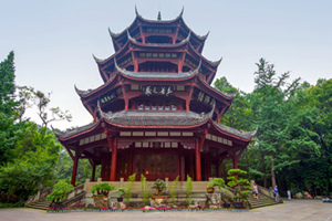 La Torre de los Mil Budas de la Cabaña de Paja de Dufu