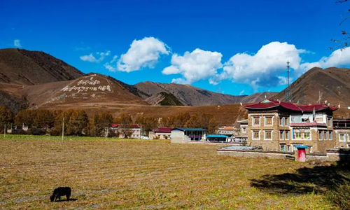 11 días Viajes de Minorías Étnicas Aldea Danba del grupo étnico tibetano