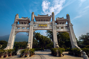 Puerta del Monasterio Po Lin