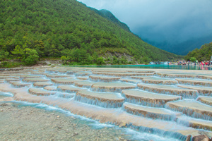 Río Baishui de la Montaña Nevada del Dragón de Jade