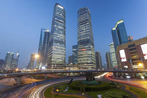 Paisaje nocturno del Centro Financiero Internacional de Shanghai