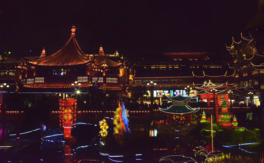 paisaje nocturno del Templo del Dios de la Ciudad de Shanghái