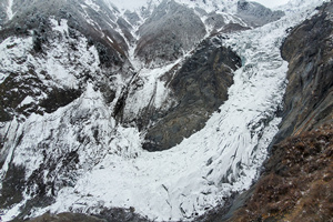 corredor de hiero y nieve del Glaciar Mingyong