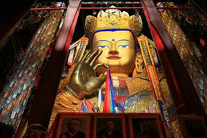 Estatua de bronce del Buda del Monasterio Tashilhunpo