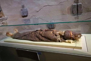 La momia en las Tumbas de Astana