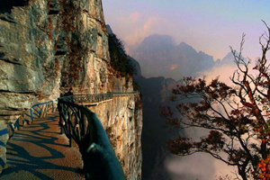 Pasarela de Madera del Valle del Fantasma de Montaña Tianmen
